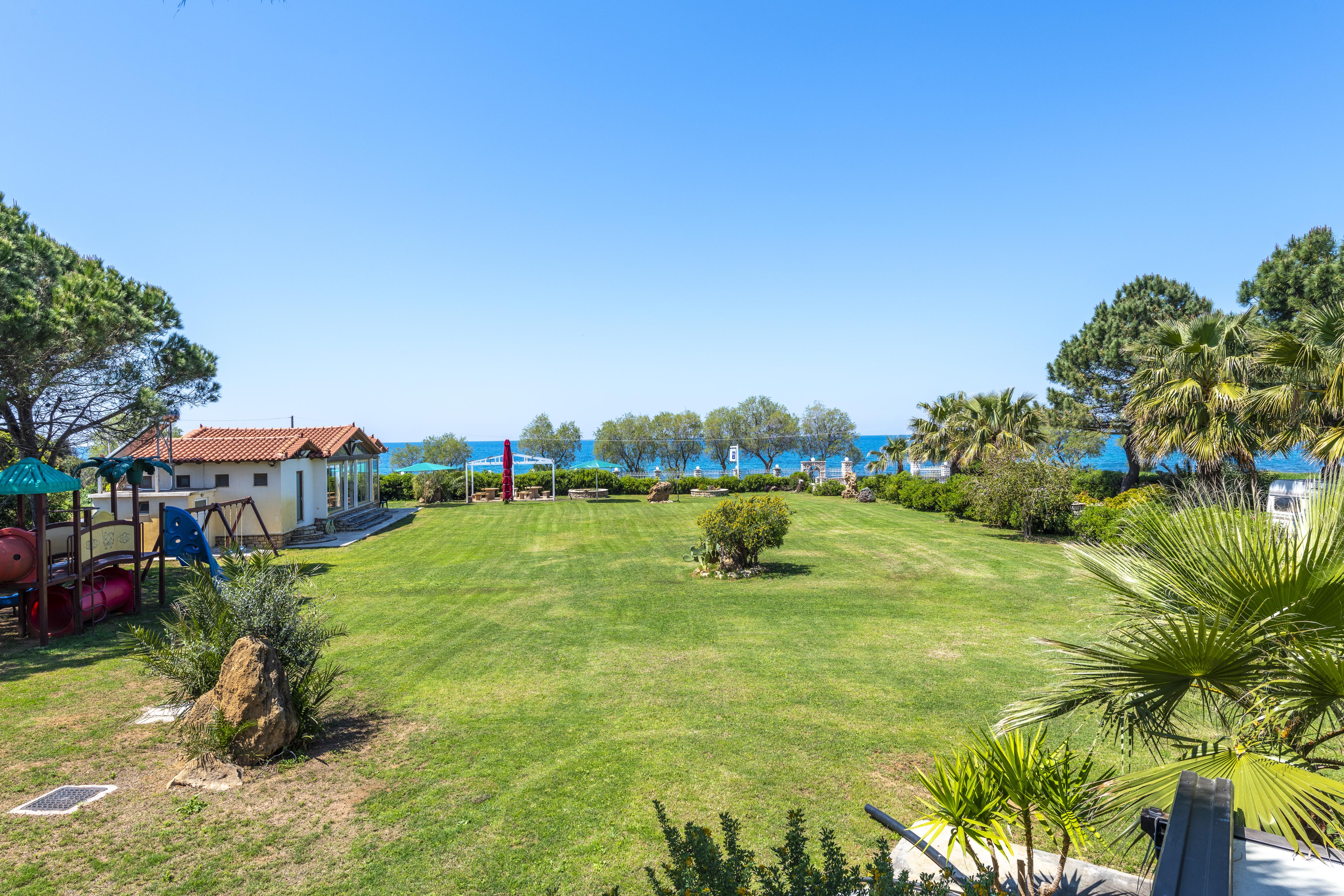 Irida Beach Resort Suites Kyparissia Bagian luar foto