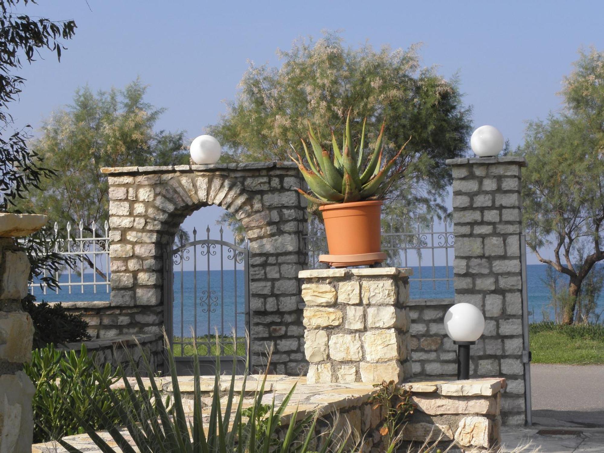 Irida Beach Resort Suites Kyparissia Bagian luar foto