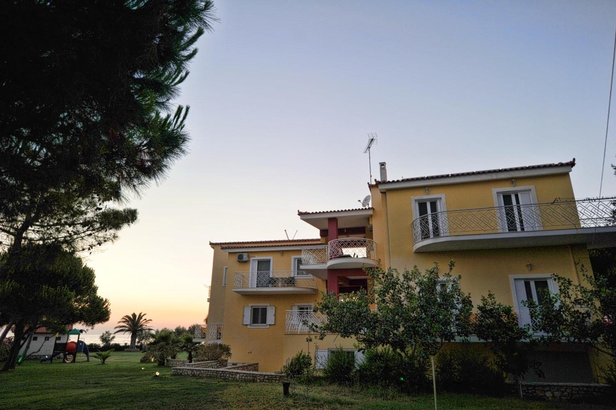 Irida Beach Resort Suites Kyparissia Bagian luar foto
