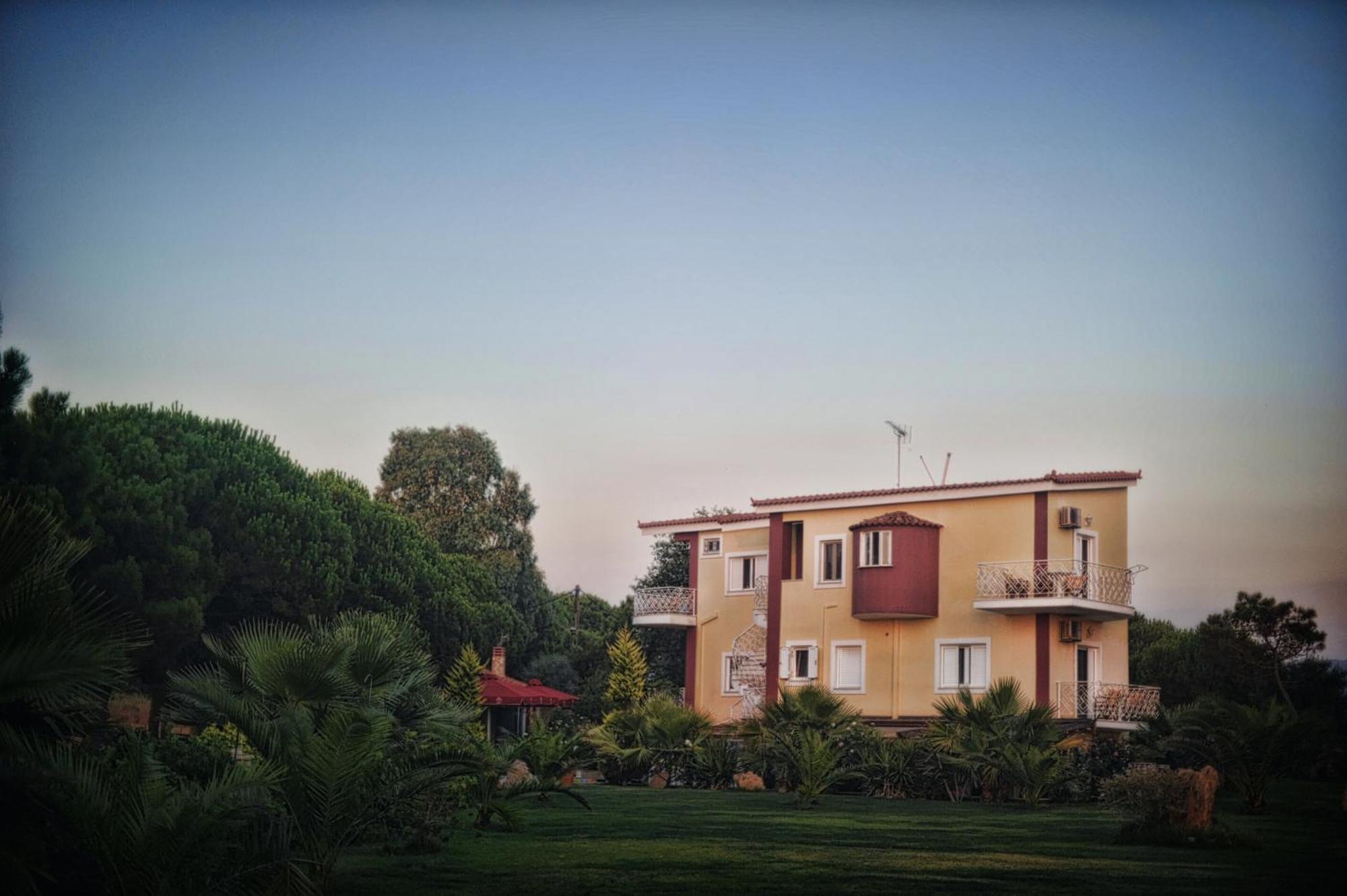 Irida Beach Resort Suites Kyparissia Bagian luar foto