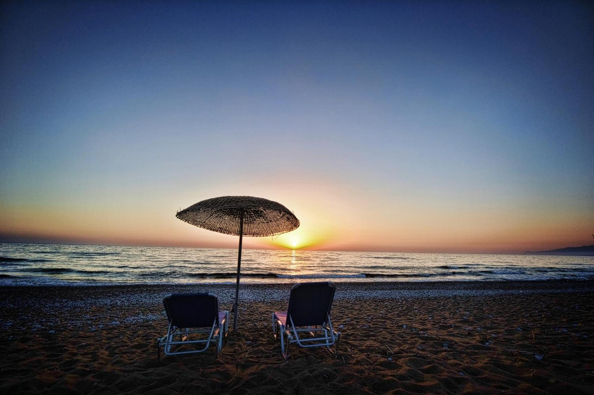 Irida Beach Resort Suites Kyparissia Bagian luar foto